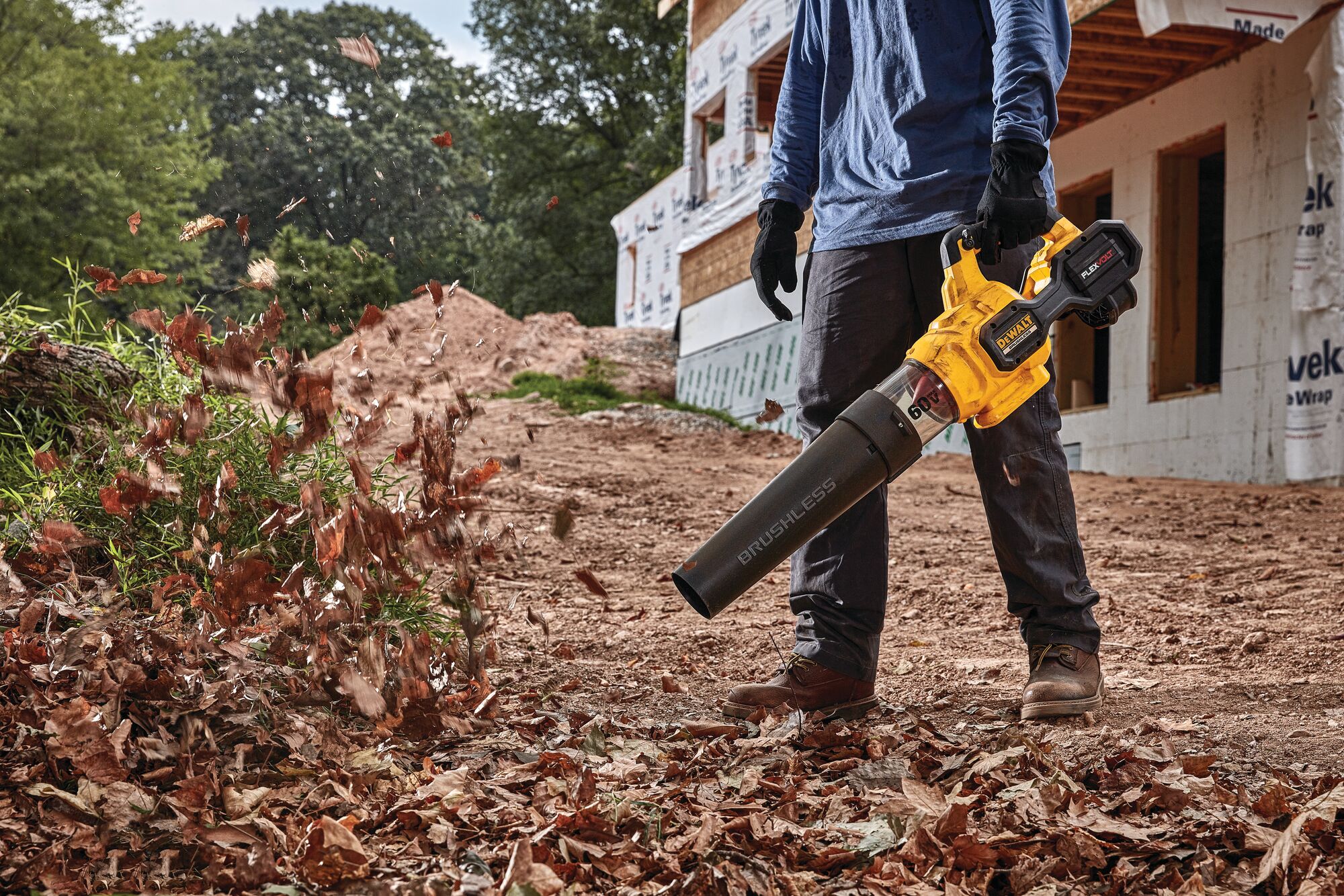 Sierra circular DeWalt FlexVolt en uso profesional