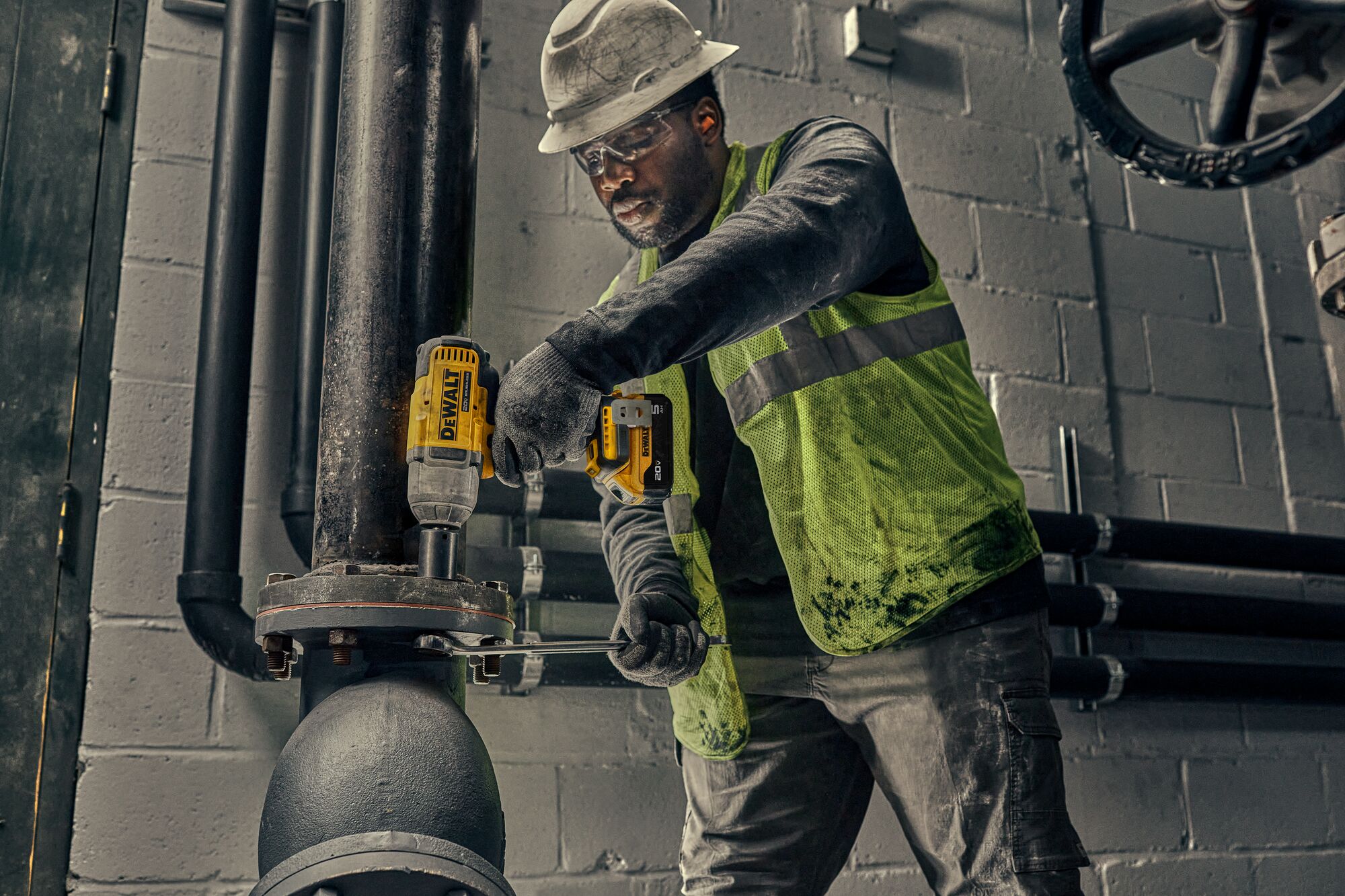 Mesa de trabajo con herramientas DeWalt — centro de servicio